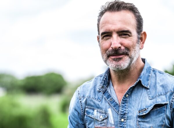 Jean Dujardin dans le cadre somptueux du château Lafite Rothschild.