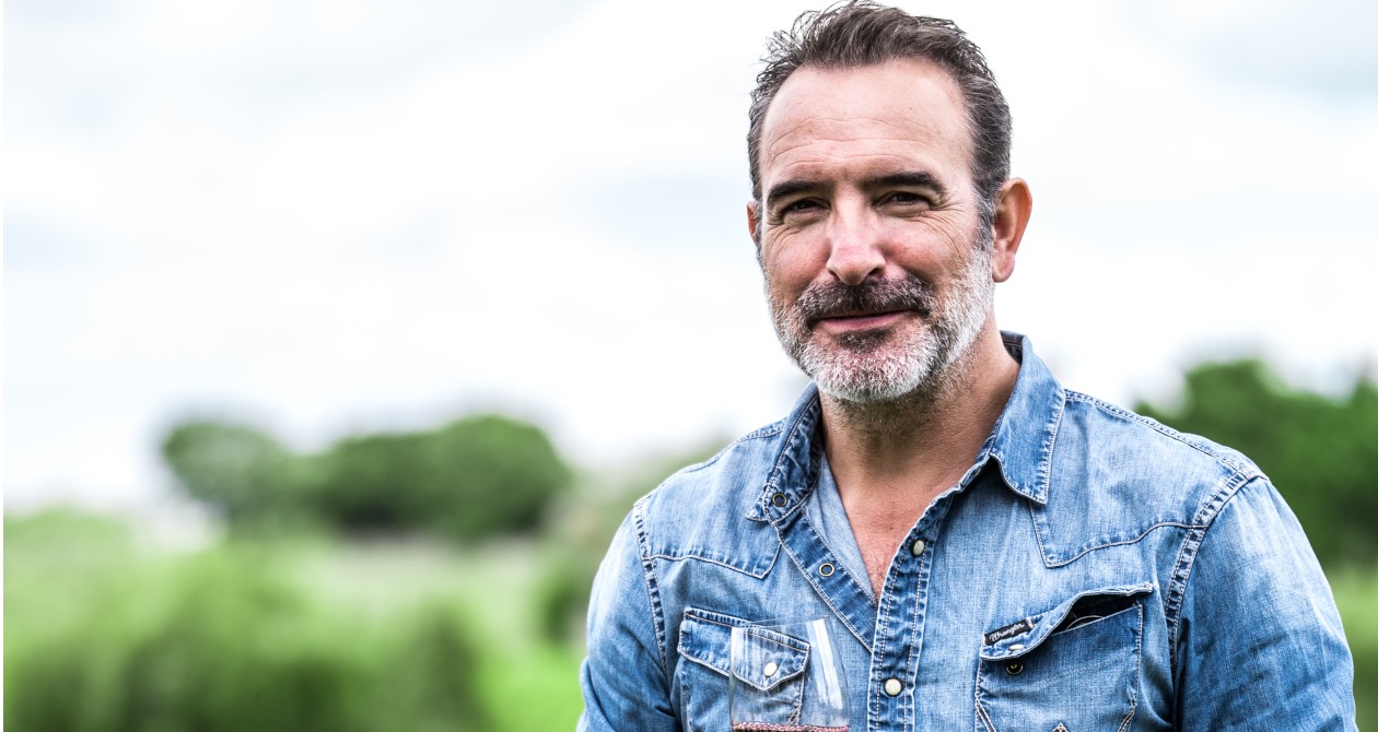 Jean Dujardin dans le cadre somptueux du château Lafite Rothschild.