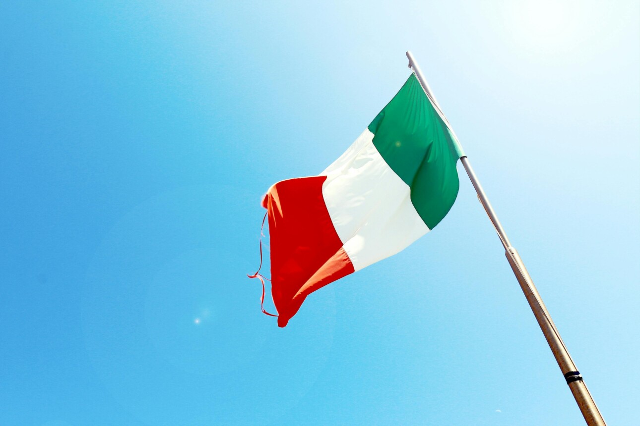 Drapeau de l'Italie flottant