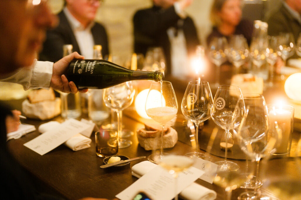 Bouteille de champagne Frèrejean Frères servie dans un vers sur une table