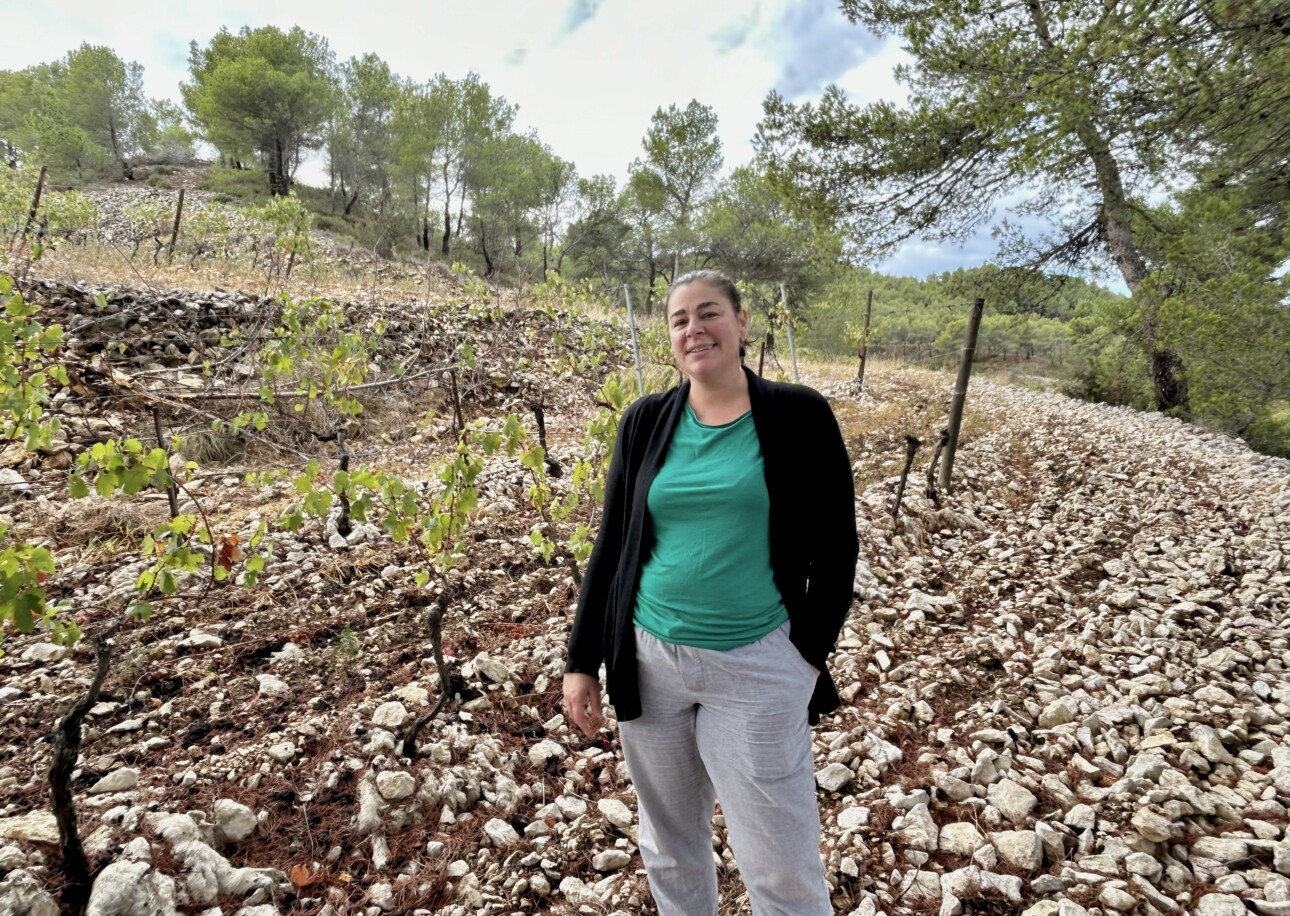 Ostiane Icard debout dans les vignes de Trévallon