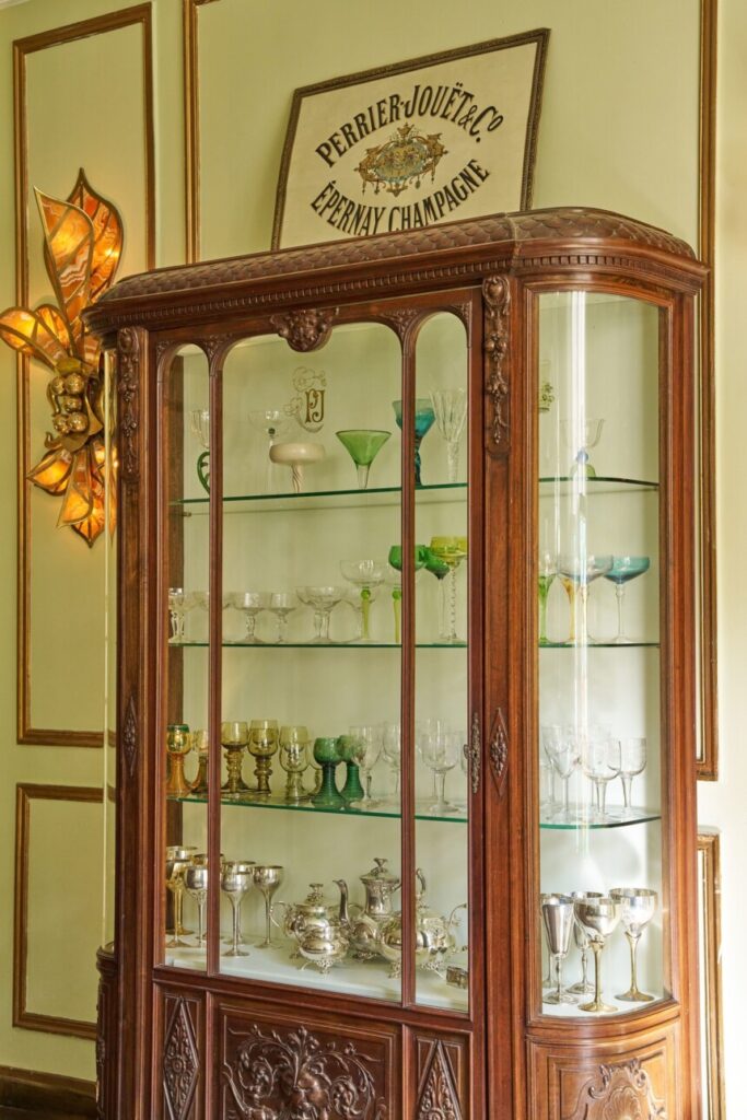 Vitrine Art Nouveau prêtée par Perrier-Jouët  au Maxim's