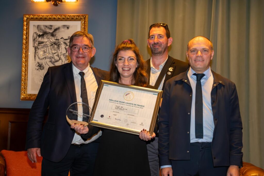 Le prix de Meilleur jeune caviste 2024, remis à Rachel Gay par Stéphane Alberti (meilleur caviste de France 2014), aux côtés de Premium Craft Spirits.