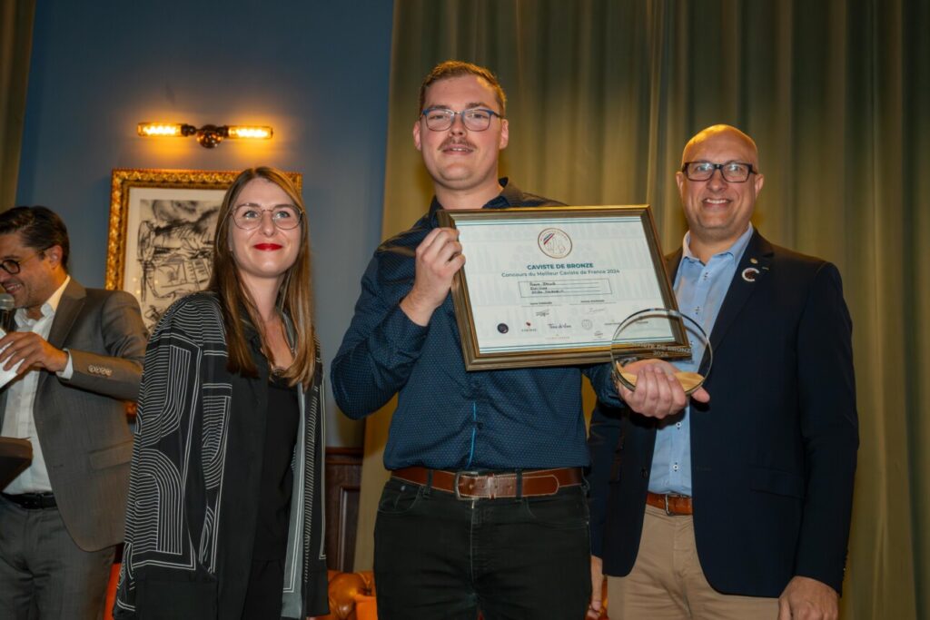 Le prix de caviste de bronze, remis à Pierre Jacob par Cyril Coniglio (meilleur caviste de France 2018), aux côtés des Côtes du Rhône.