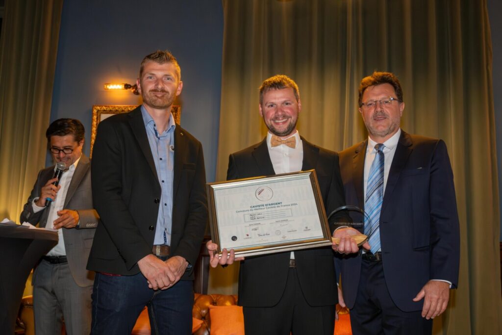 Le prix de caviste d’argent, remis à Benoît Laly par Matthieu Potin (meilleur caviste de France 2020), aux côtés du BNIC