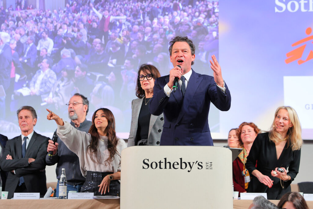 Alain-Suguenot-Maire-de-Beaune-Jean-Reno-Eva-Longoria-Zabou-Breitman-Dominic-West-and-Aurelie-Vandevoorde-commissaire-priseur-a-la-tribune.jpg