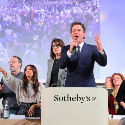 Alain-Suguenot-Maire-de-Beaune-Jean-Reno-Eva-Longoria-Zabou-Breitman-Dominic-West-and-Aurelie-Vandevoorde-commissaire-priseur-a-la-tribune.jpg