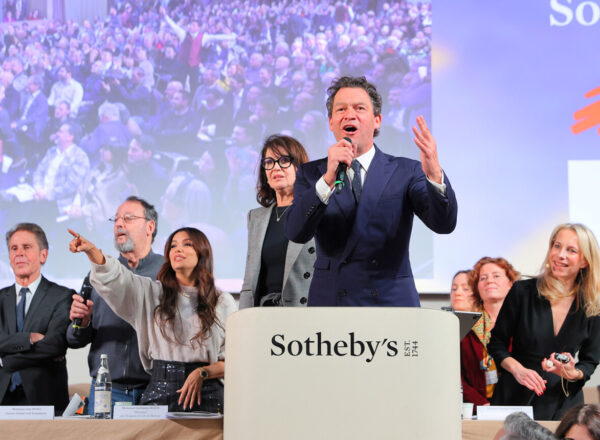 Alain-Suguenot-Maire-de-Beaune-Jean-Reno-Eva-Longoria-Zabou-Breitman-Dominic-West-and-Aurelie-Vandevoorde-commissaire-priseur-a-la-tribune.jpg