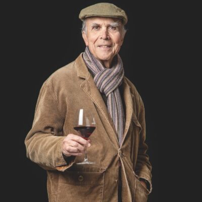 Aubert de Villaine tenant un verre de Romanée-Conti à la main