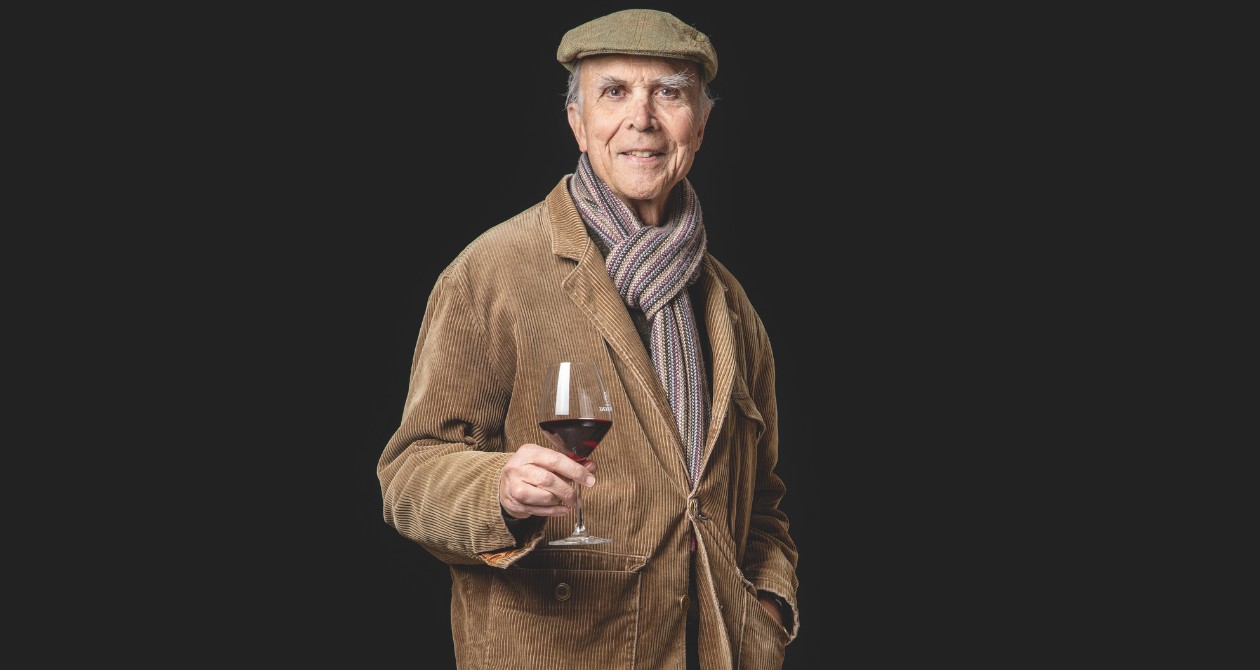 Aubert de Villaine tenant un verre de Romanée-Conti à la main