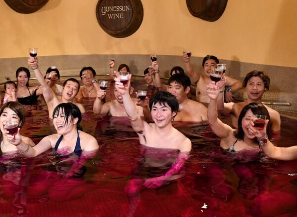 Japonais prenant un bain dans le Beaujolais nouveau