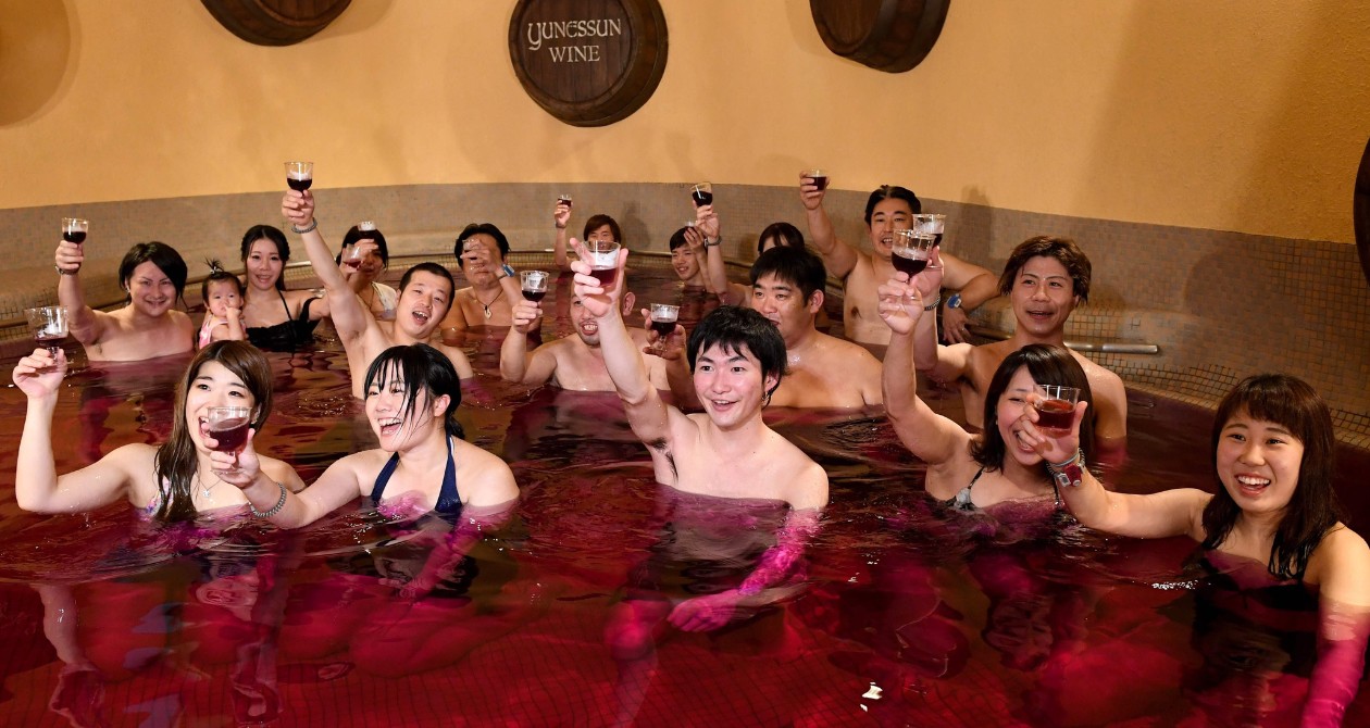 Japonais prenant un bain dans le Beaujolais nouveau