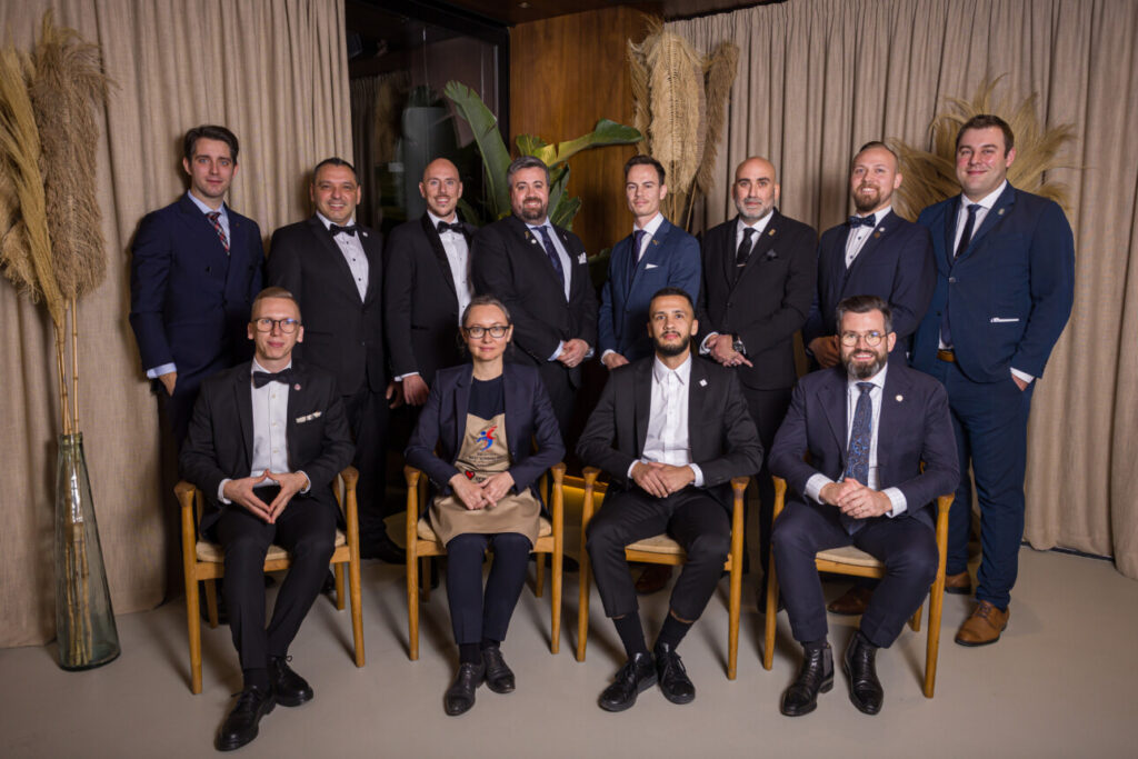 12 sommeliers assis