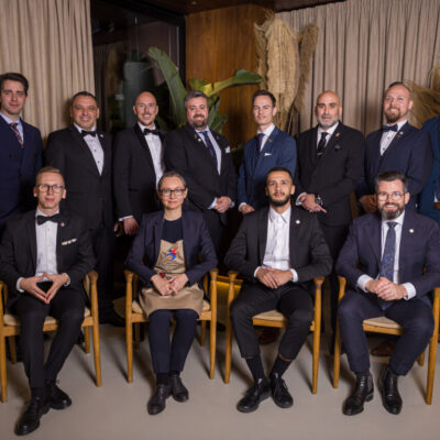 12 sommeliers assis