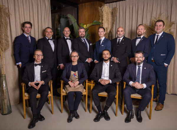 12 sommeliers assis