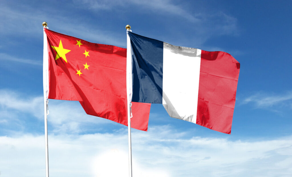 Drapeaux de la Chine et de la France en plein bras de fer autour des taxes sur le cognac