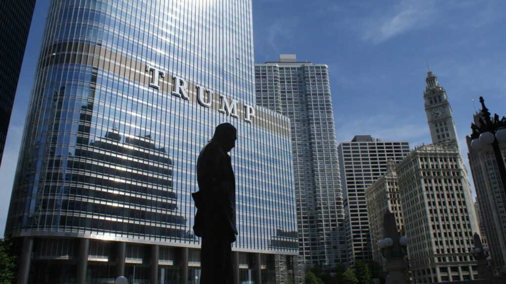 silhouette de statue près de trump building pendant la journee