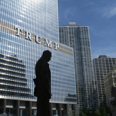 silhouette de statue près de trump building pendant la journee