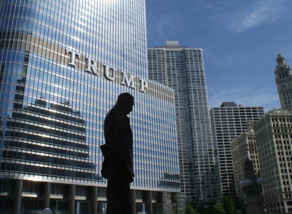 silhouette de statue près de trump building pendant la journee