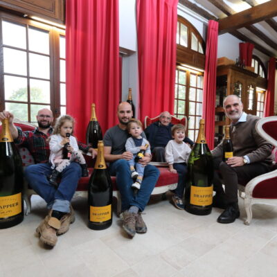 ortrait de la famille Drappier du Champagne Drappier a Urville dans l Aube. Portrait de famille dans l ordre de droite vers la gauche Michel Drappier, son petit fils Andre, son pere Andre Drappier, Hugo fils michel Drappier, Zephir, Arbanne et Antoine fils de Michel Drappier.