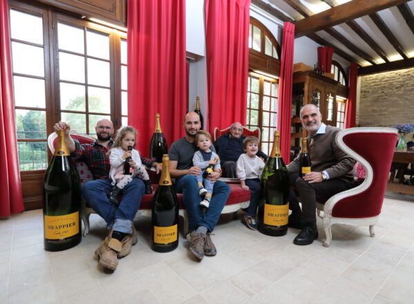 ortrait de la famille Drappier du Champagne Drappier a Urville dans l Aube. Portrait de famille dans l ordre de droite vers la gauche Michel Drappier, son petit fils Andre, son pere Andre Drappier, Hugo fils michel Drappier, Zephir, Arbanne et Antoine fils de Michel Drappier.