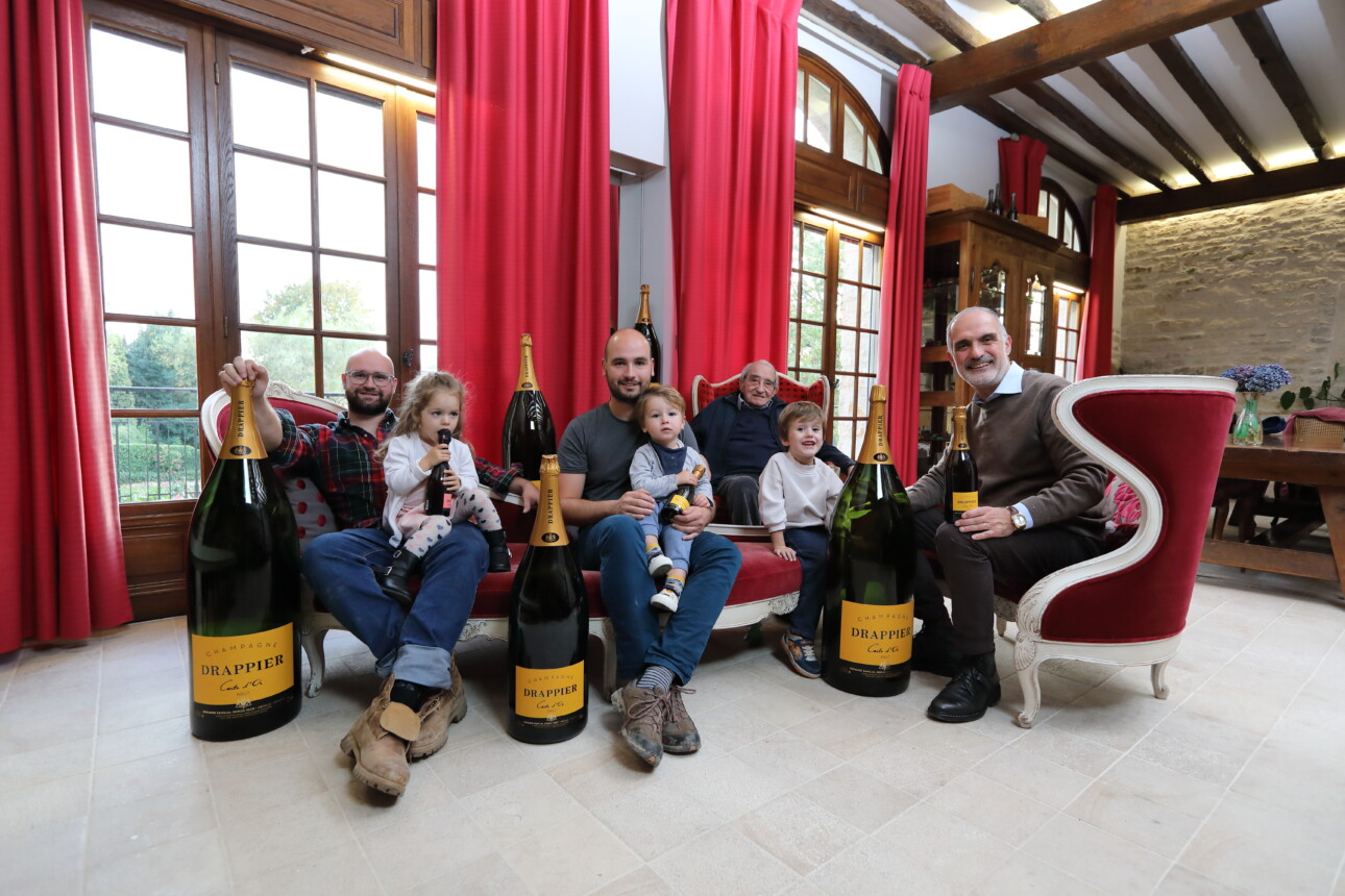 ortrait de la famille Drappier du Champagne Drappier a Urville dans l Aube. Portrait de famille dans l ordre de droite vers la gauche Michel Drappier, son petit fils Andre, son pere Andre Drappier, Hugo fils michel Drappier, Zephir, Arbanne et Antoine fils de Michel Drappier.