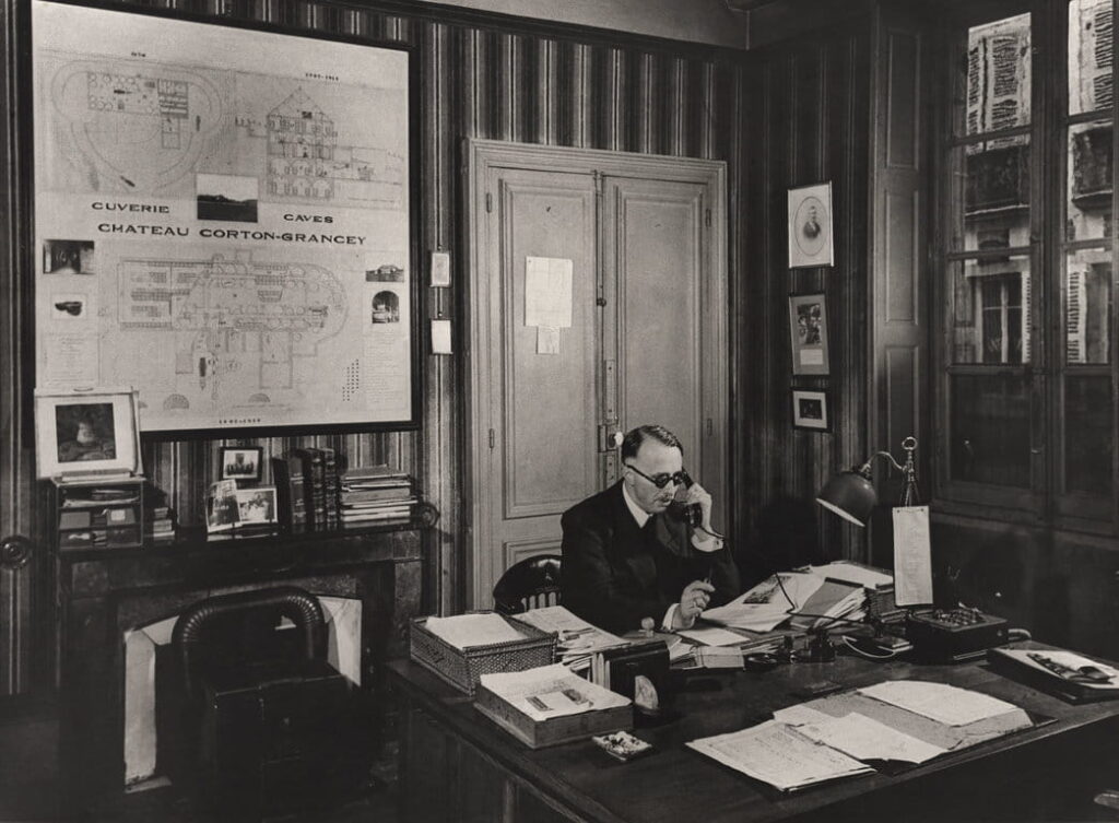 Jean Latour dans son bureau, rue des Tonneliers, au début du XXe siècle