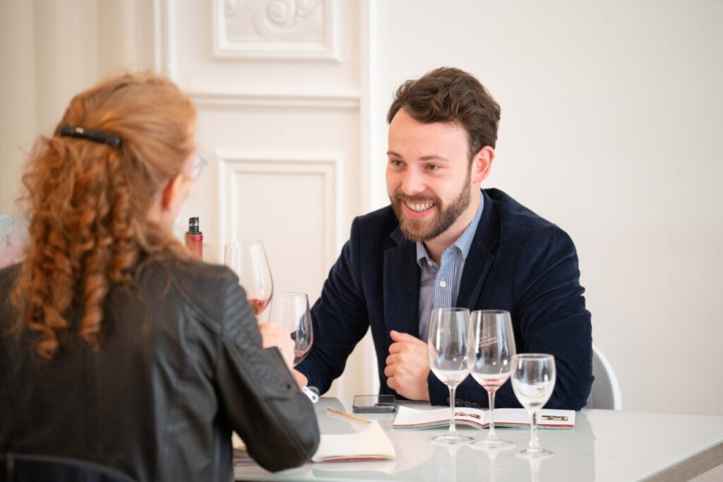 Rencontre entre un sommelier et une propriété lors d'une rencontre professionnelle par Terre de Vins