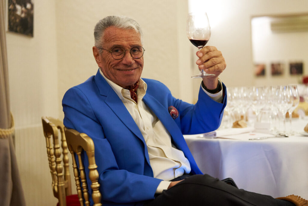 Jean-Marie Périer avec verre de vin